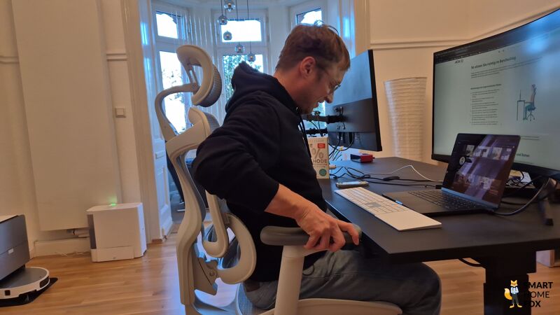 Sitzhoehe des Sihoo Buerstuhls wird eingestellt.